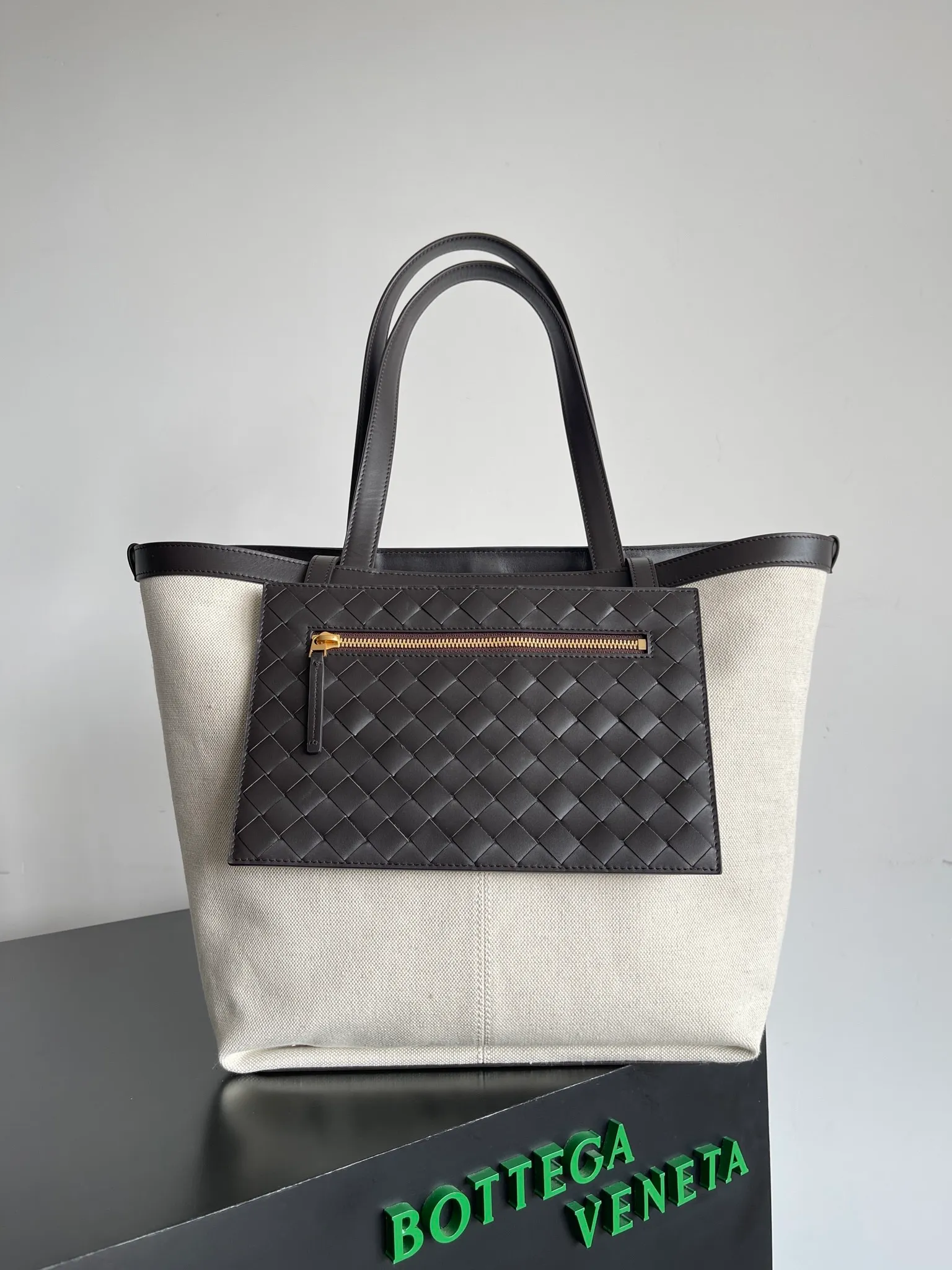 Batch 1880 BV's new structure Flip Flap tote handbag. Flip and fold, deconstructing the classic. A representative of restrained and elegant pragmatism. The best companion for travel and commuting. The cotton and linen blended bag body is lightweight and durable. The black and white panda color scheme is very distinctive. There are sizes🉑️ to choose from. Unisex. The capacity fully meets daily needs. Girls who like big bags can also choose the large size. It's really cool [color]. Style number: 754914 Size: 43*20*31